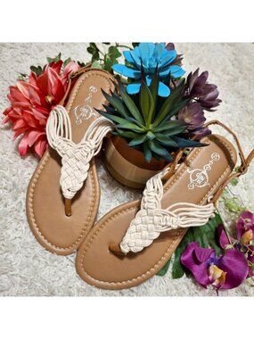 Sole Mates Brand, Flat Shoes Sandals Thongs. Tan Off-White Macramé. Size M 7/8